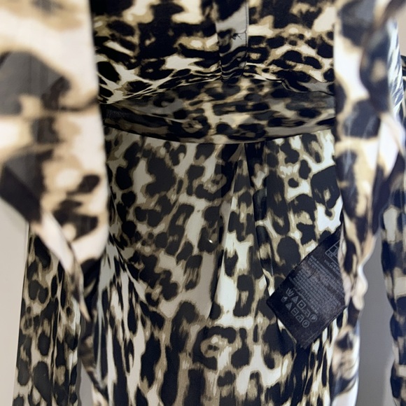 GUESS- Animal print button down shirt size XS - Picture 11 of 12